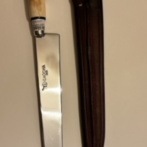 Cuchillo 10 pulgadas, mango  resina hueso con funda de cuero. FC07